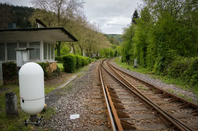 Vía de tren de vía única junto a una antigua caseta de señales