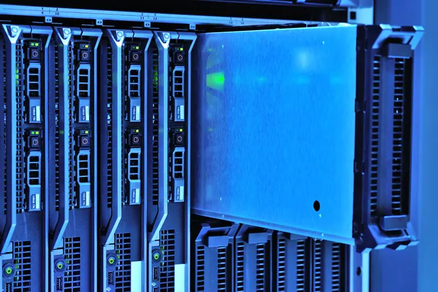 Servidores instalados en un bastidor de un centro de datos