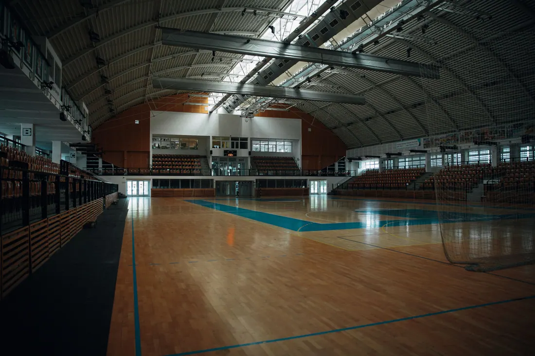 Interior vacío de un pabellón polideportivo cubierto