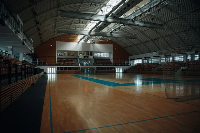 Interior vacío de un pabellón polideportivo cubierto