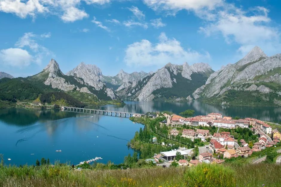 Picos de Europa con cumbres calizas y valles verdes en la Cordillera Cantábrica