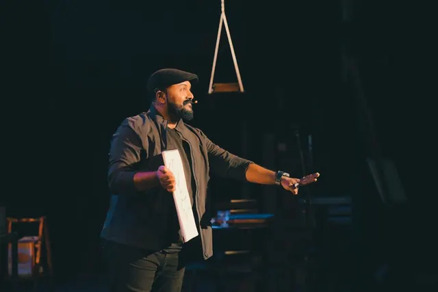 Escenario de teatro iluminado con focos durante una representación teatral en España