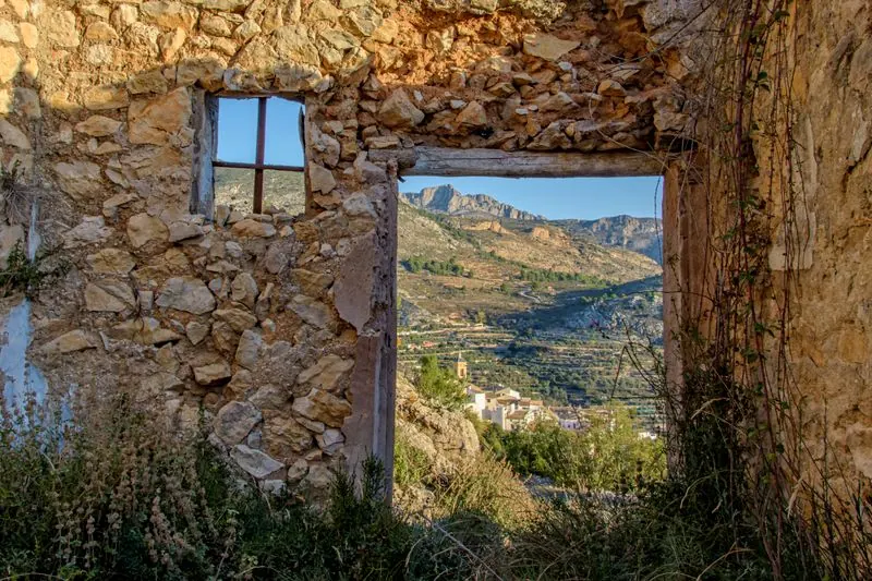 Ruinas de aldea abandonada en la montaña española