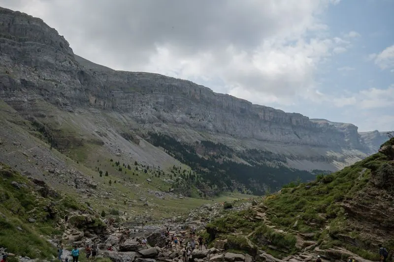 Familia haciendo senderismo por un sendero de montaña en España