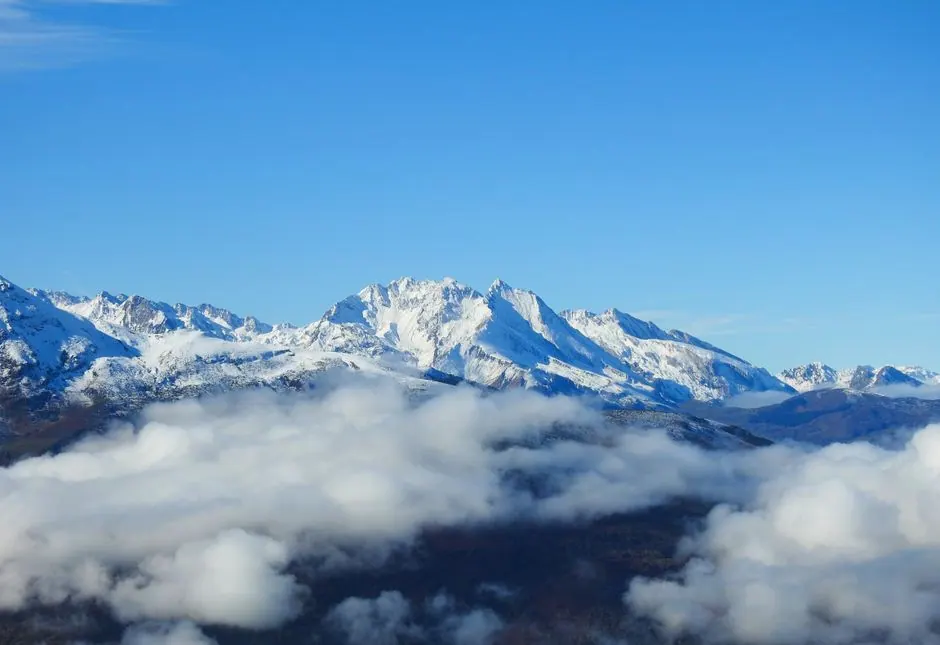 Vista aérea de cumbres nevadas de alta montaña en los Pirineos españoles
