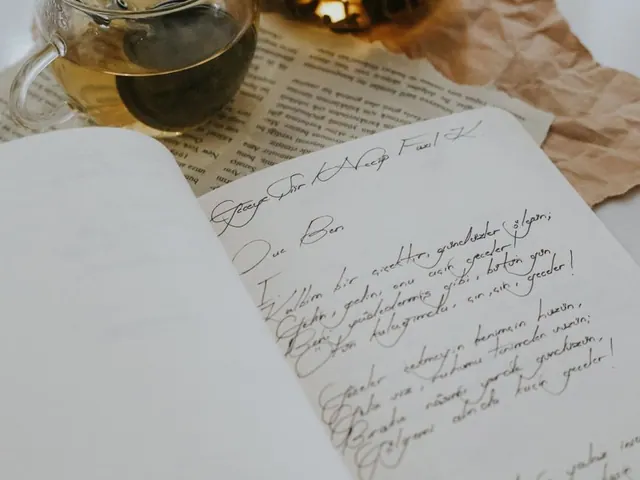 Libro de poesía con hojas de otoño representando un certamen literario