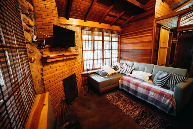 Interior acogedor de casa rural con chimenea encendida y ambiente romántico en España