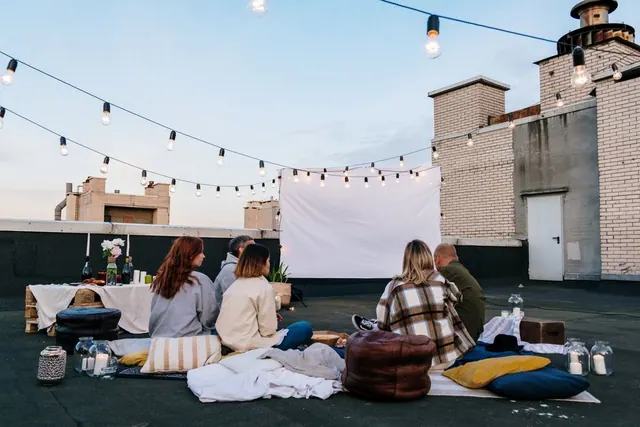 Cine de verano al aire libre en un parque durante una noche estival