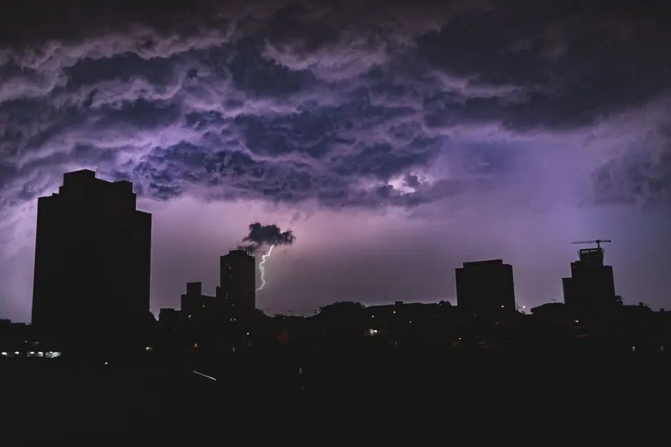 Nubes de tormenta sobre Madrid con amenaza de rachas fuertes de viento