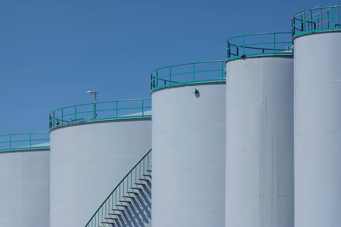 Depósitos industriales de almacenamiento con barandillas verdes