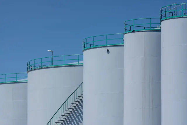 Depósitos industriales de almacenamiento con barandillas verdes