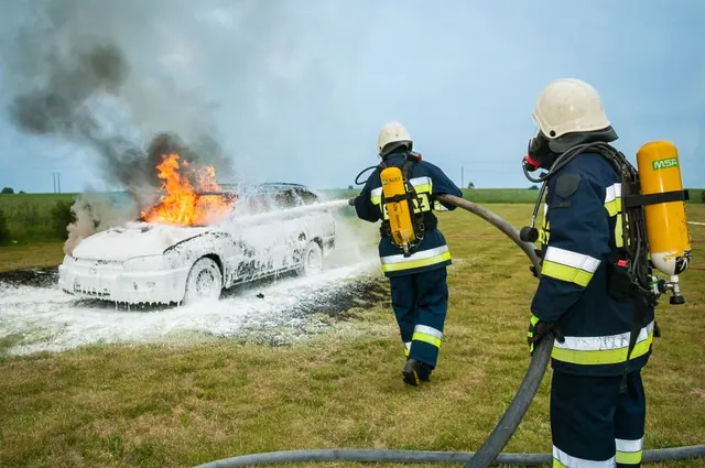 Equipamiento de bomberos tras un incendio en vivienda