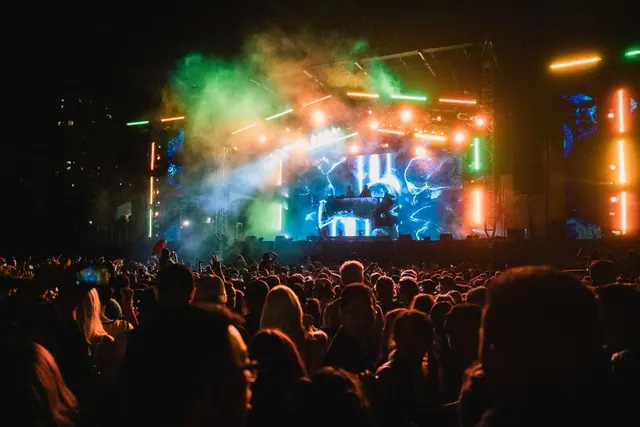 Escenario de concierto al aire libre iluminado por la noche en Madrid