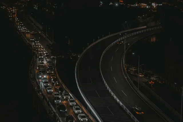Imagen de tráfico intenso en una autopista española durante la operación retorno de verano