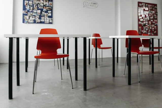 Aula escolar vacía en un centro educativo