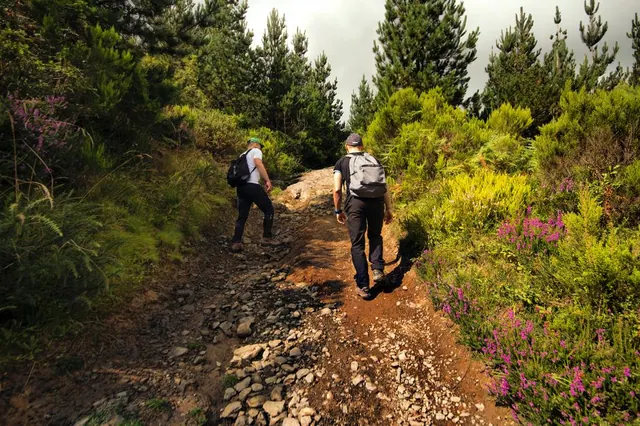 Senderista en un sendero de montaña de largo recorrido en España