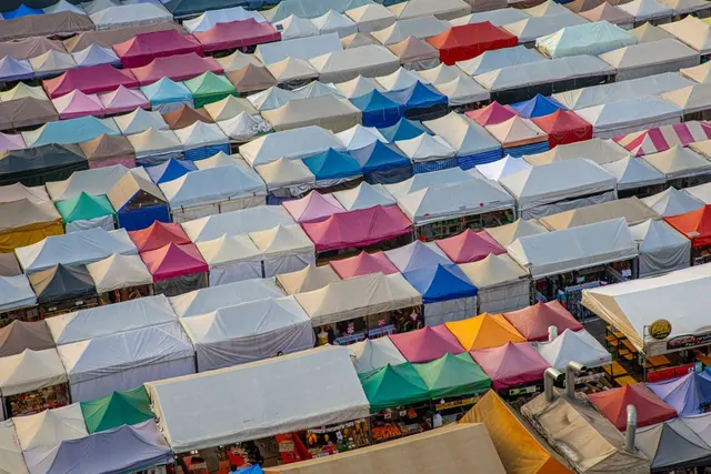 Puesto de artesanía en una feria medieval española