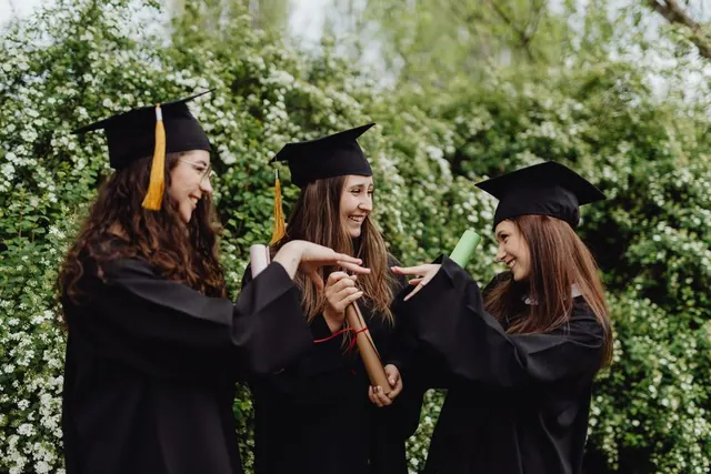 Estudiante celebrando éxito académico tras recibir resultados de selectividad