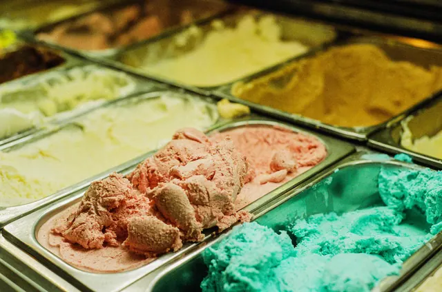 Variedad de helados en bandejas de una heladería