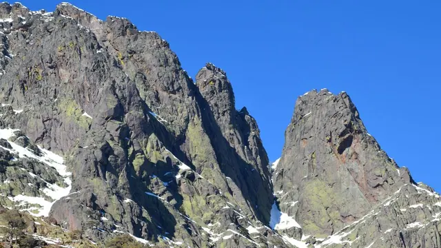 Cumbre granítica en la Sierra de Gredos bajo cielo despejado