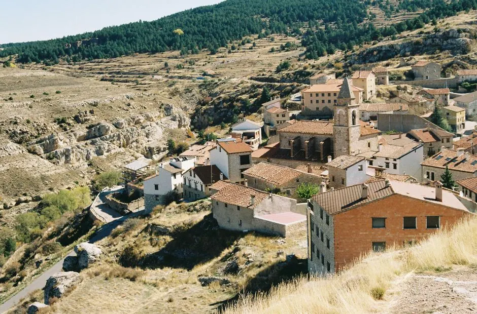 Aldea española diminuta con casas de piedra tradicionales y calles vacías