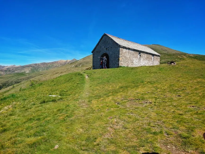 Refugio de montaña en alta montaña española con paisaje rocoso