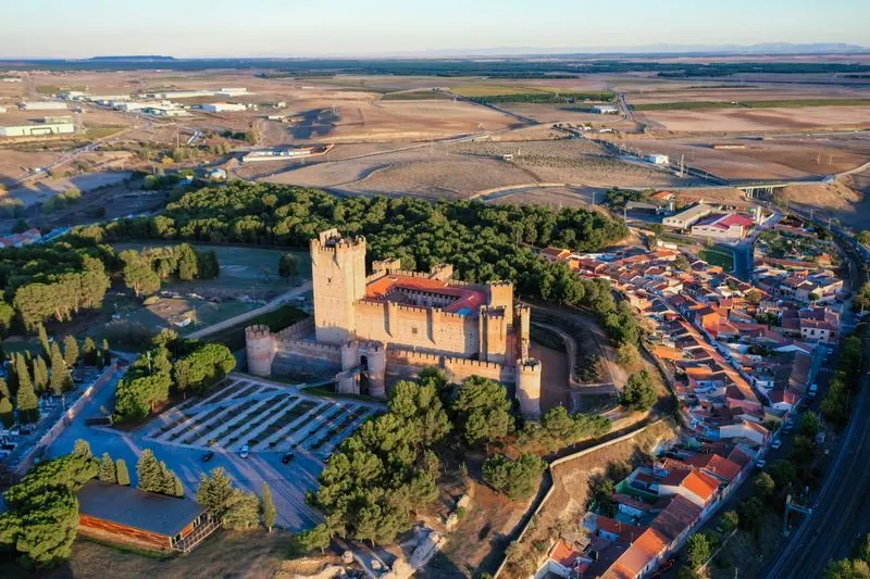 Ambiente de mercado medieval con artesanos y decoración histórica