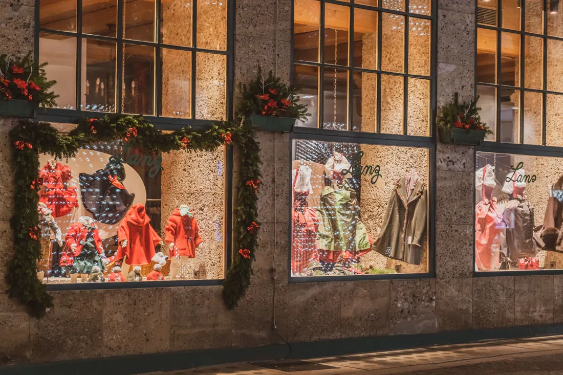 Escaparate de una tienda decorado con luces y adornos navideños
