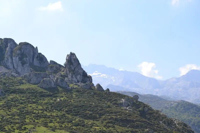 Paisaje de los Picos de Europa con cumbres calizás y valle verde