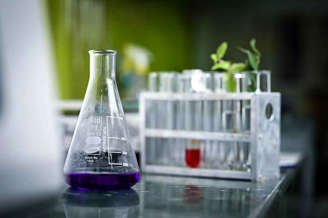 Mesa de laboratorio vacía con material de vidrio junto a una ventana con luz natural