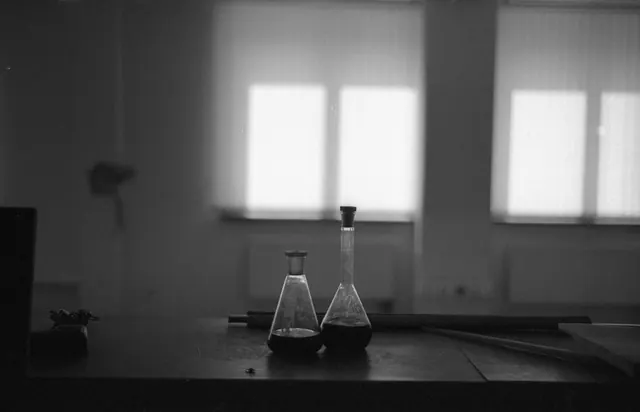 Matraces de laboratorio con líquido sobre una mesa