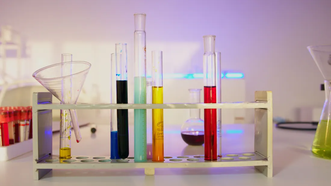 Tubos de ensayo con líquidos de colores en un soporte de laboratorio
