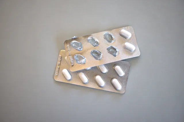 Dos blísteres de pastillas sobre una superficie gris