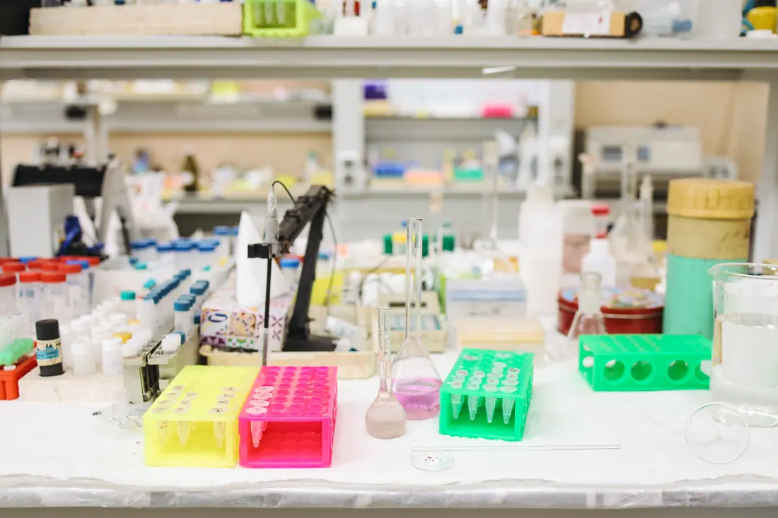 Material de laboratorio y tubos de ensayo sobre una mesa