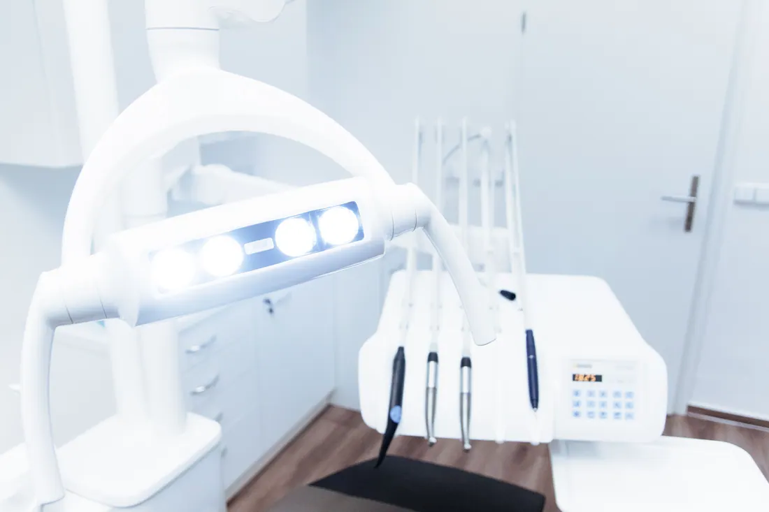 Equipo dental con lámpara e instrumentos en una consulta de odontología