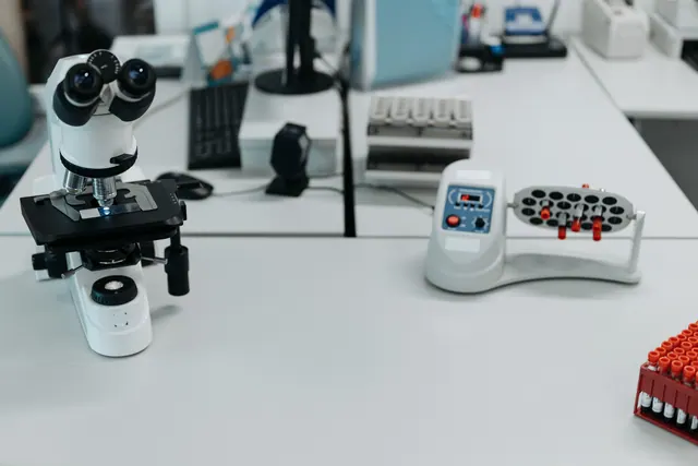 Microscopio y equipo de laboratorio sobre una mesa