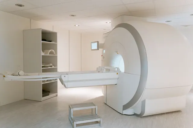 Una máquina de resonancia magnética en una sala de hospital vacía
