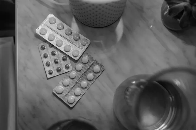 Varios blísteres de pastillas sobre una mesa de mármol