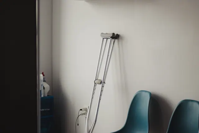 Sala de espera vacía con sillas alineadas junto a una ventana