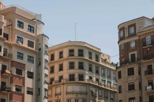 Fachadas de edificios de viviendas en una calle urbana