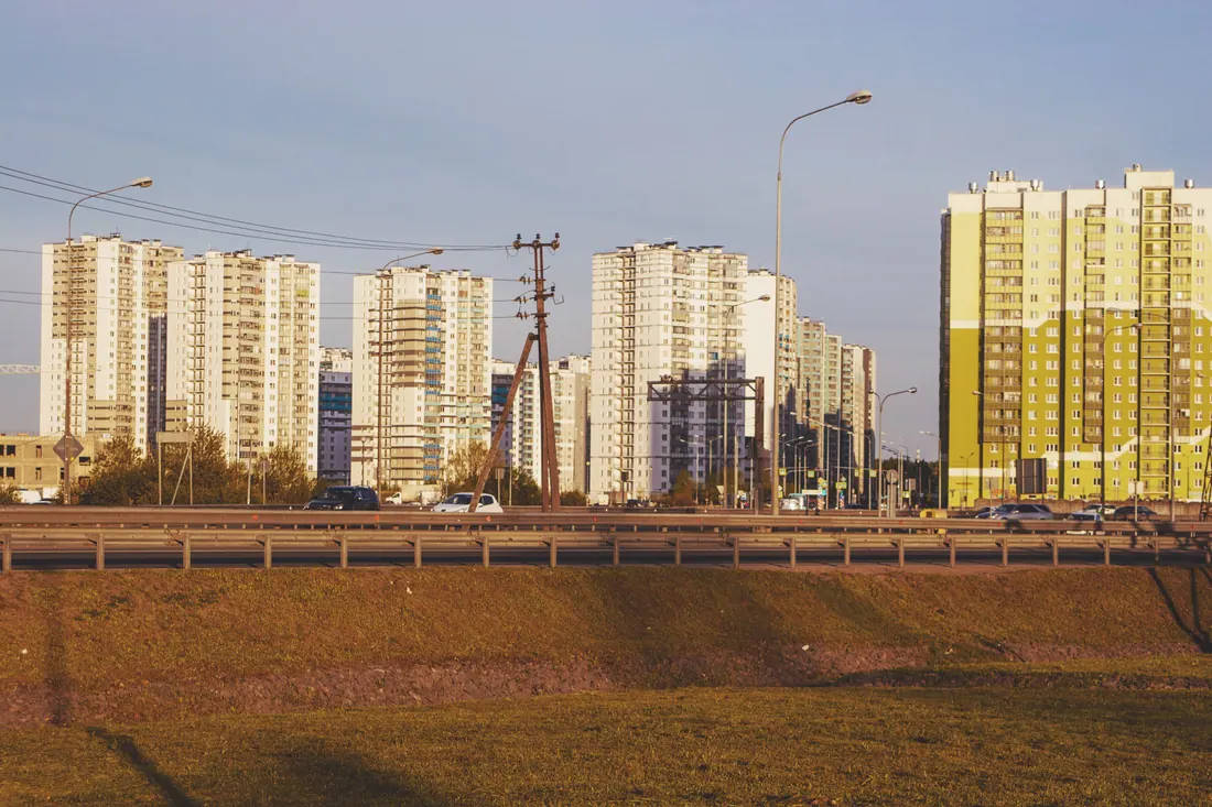 Vista de un conjunto de torres residenciales junto a una autovía