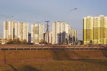 Vista de un conjunto de torres residenciales junto a una autovía