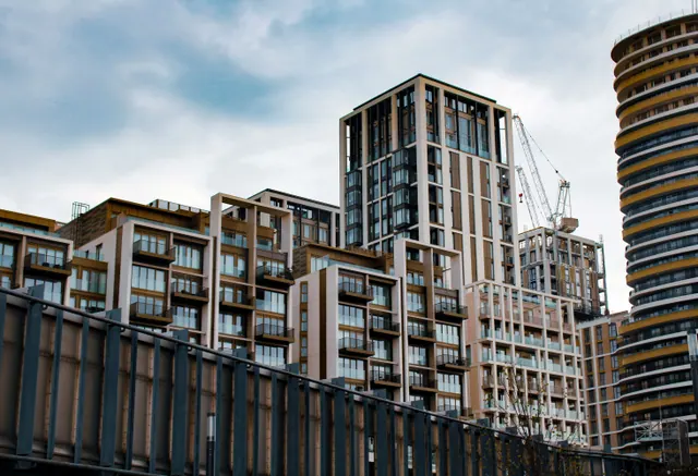 Conjunto de edificios residenciales modernos con una grúa de construcción