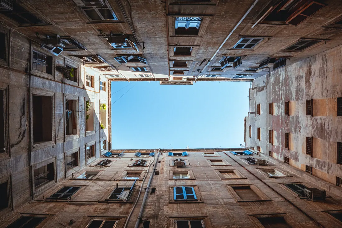 Vista desde abajo de un patio interior rodeado de edificios antiguos