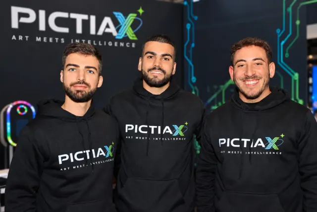 Un grupo de jóvenes con sudaderas de la marca PictiaX en un evento