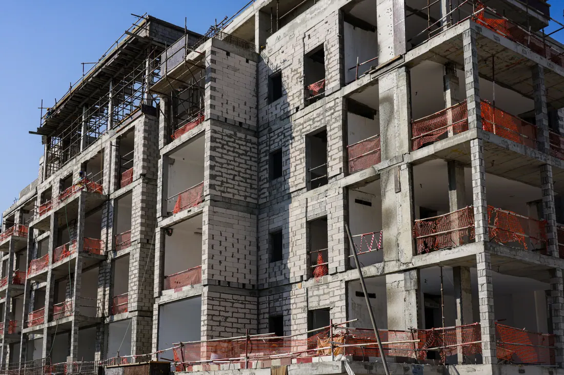 Edificio de viviendas en construcción con bloques de hormigón