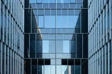 Fachadas acristaladas de edificios de oficinas modernos