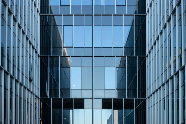 Fachadas acristaladas de edificios de oficinas modernos