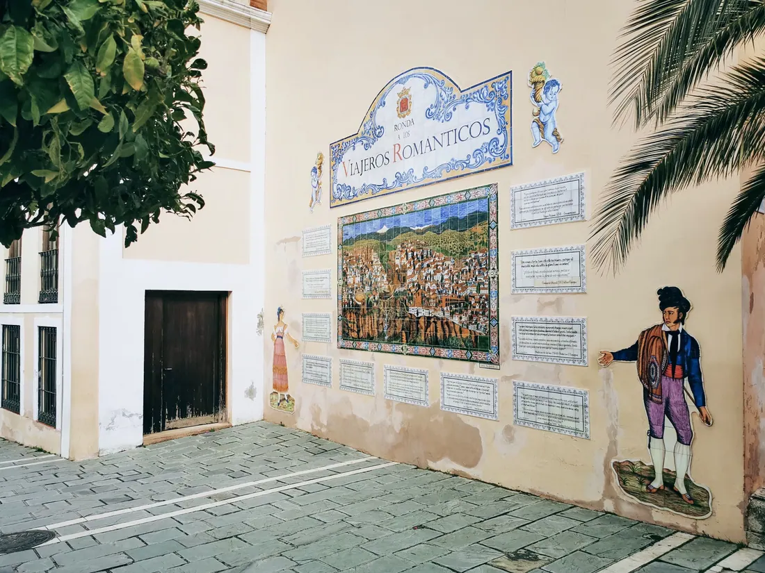 Mural cerámico de la Ronda de los Viajeros Románticos en una fachada