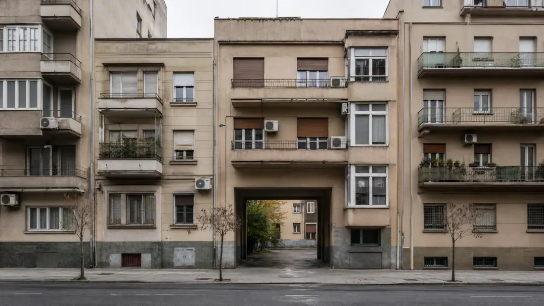 Fachada de edificios residenciales de apartamentos con un paso interior abovedado